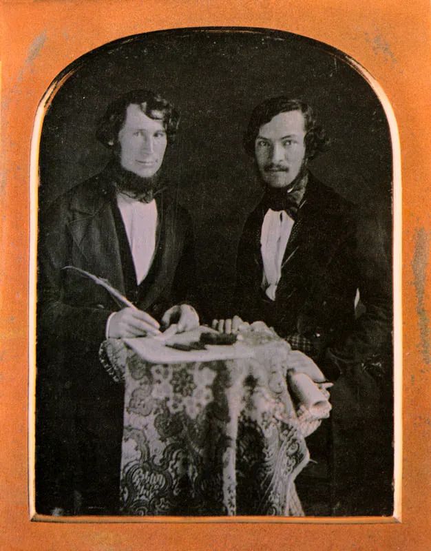 Autoretrato de Enrique Price (Derecha) en compañía de Luis García Hevia (Izquierda). 